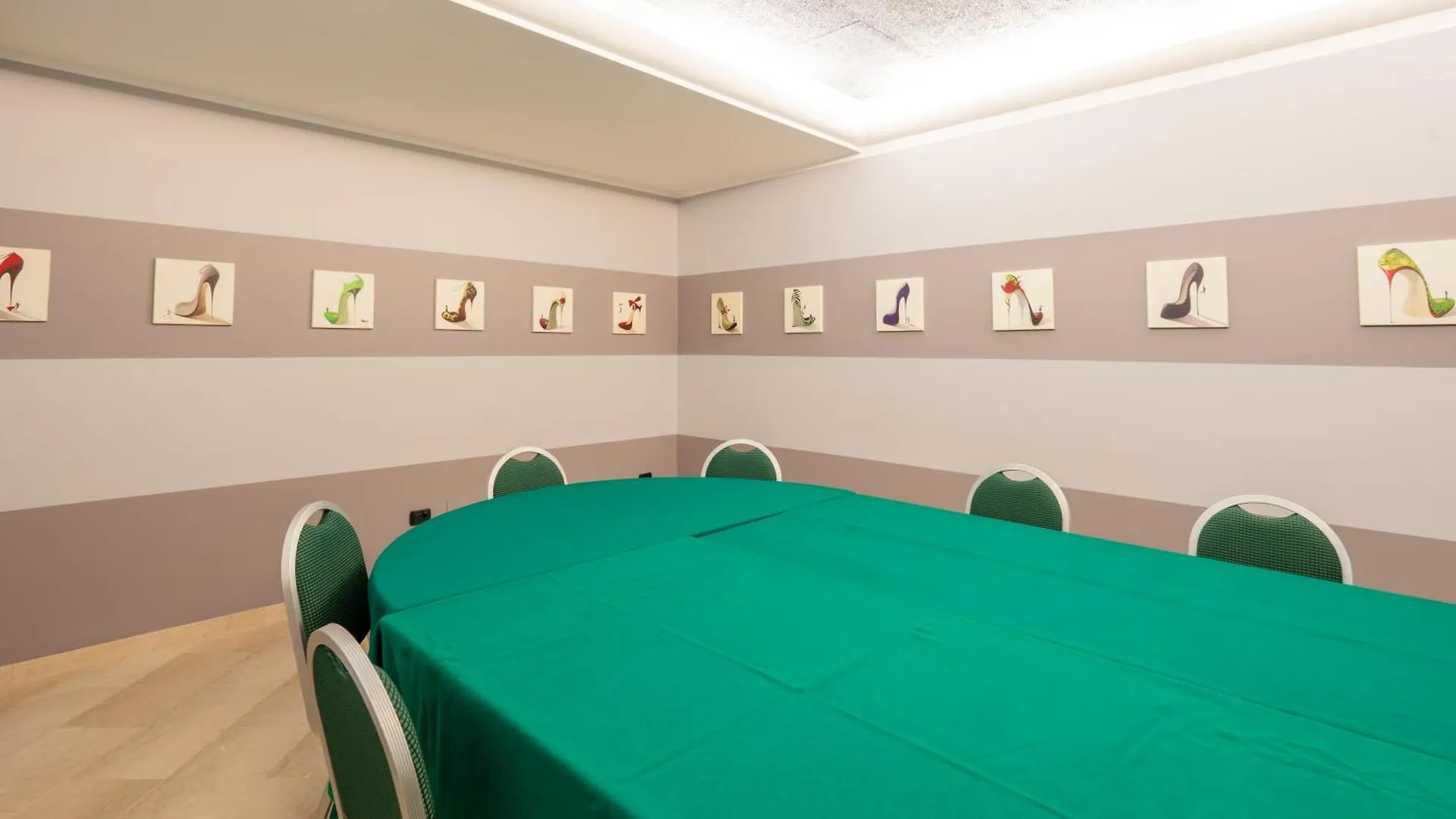 Hotel Des Etrangers Milan 3*,  Italy