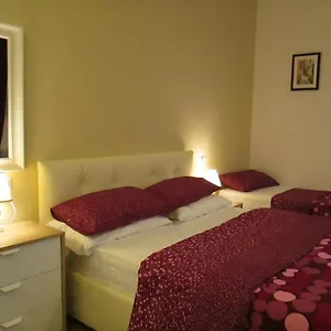 trevi-elegance-suite.it-romehotels.com/